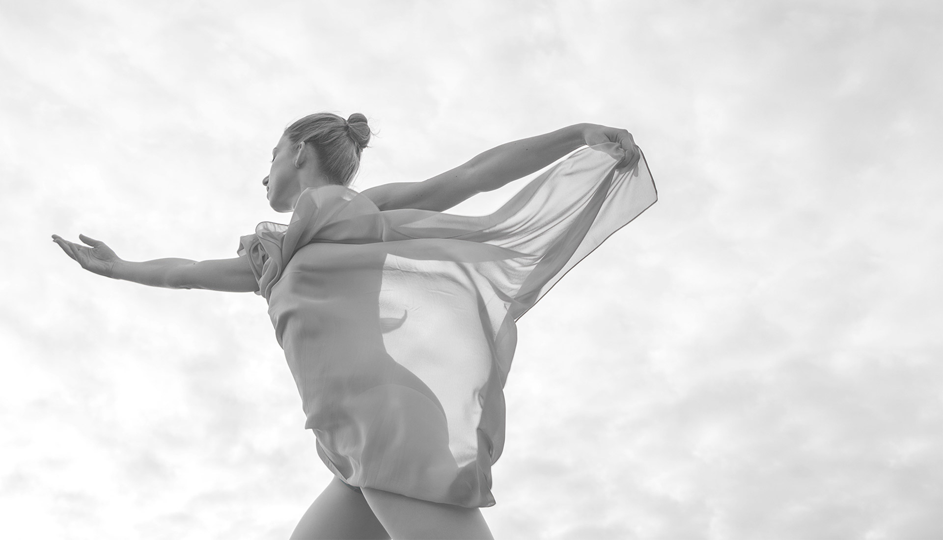 Ballet dancer dancing on the beach. Dance photography by Anastasia Jobson. Creative dance portfolios in Birmingham and West Midlands