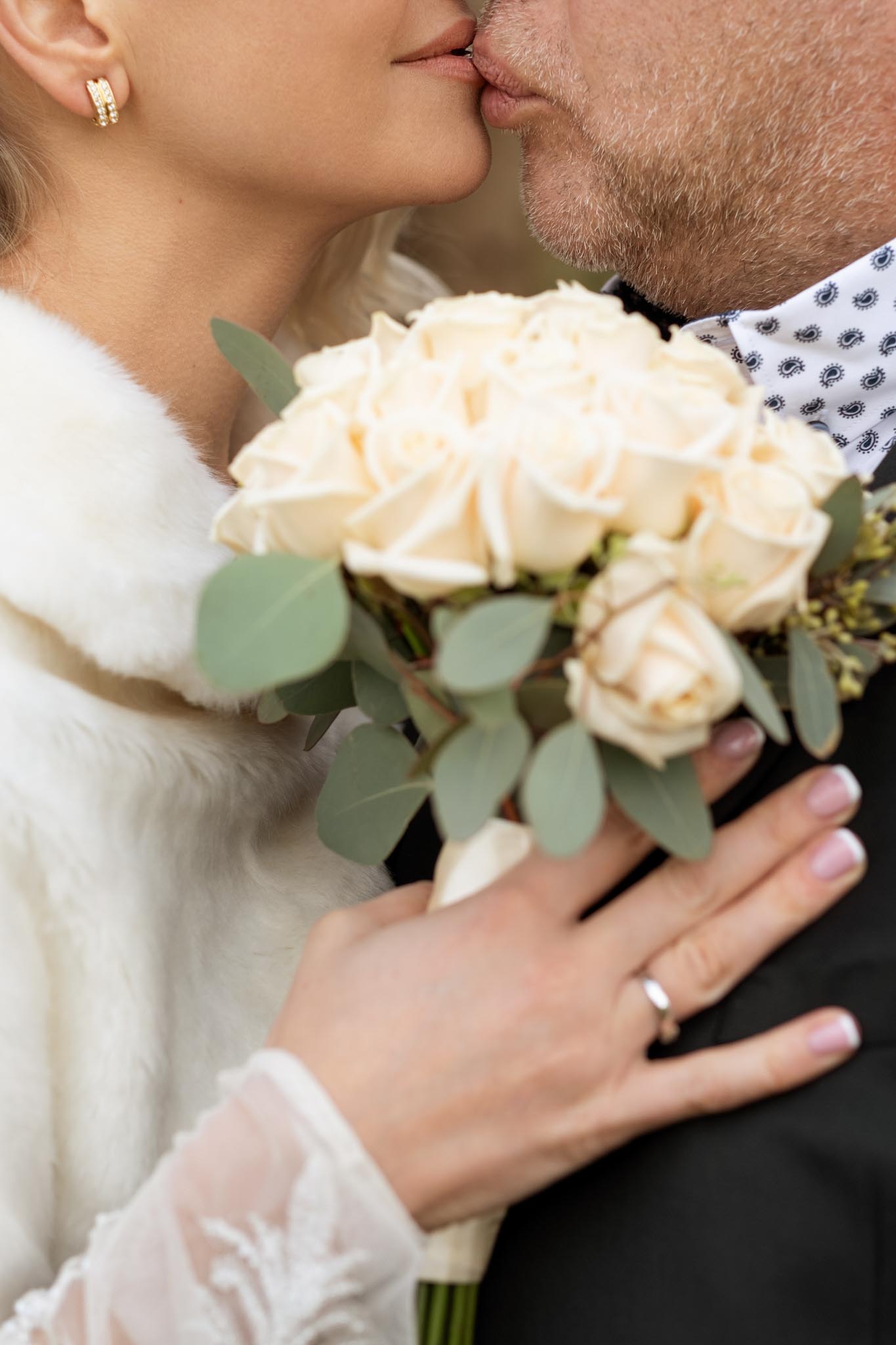 Winter wedding photoshoot. Bride and groom kiss